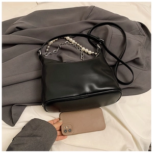 Elegante borsa a tracolla in pelle PU nera con catena di perle e tracolla regolabile