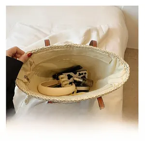 Vue intérieure d'un sac cabas en paille montrant l'espace pour les essentiels