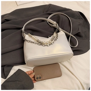 Borsa sottobraccio minimalista in pelle PU bianca con catene argento e perle bianche