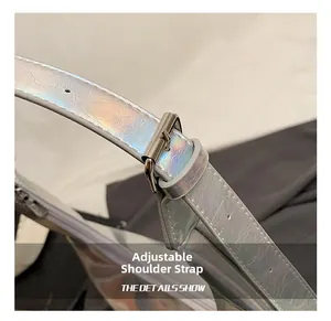 Dettaglio della tracolla regolabile in PU con fibbia argentata su una borsa olografica