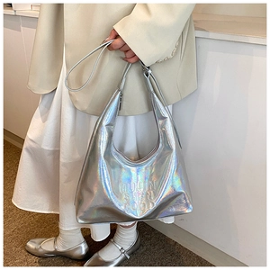Dettaglio della borsa hobo argento metallizzato con scritte a rilievo e finitura laser