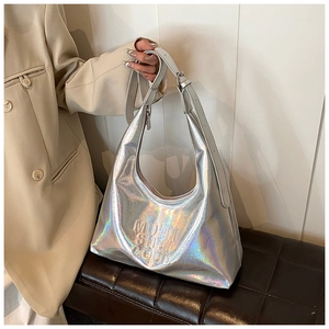 Dettaglio della borsa laser in pelle PU argento con scritte MUJIN SHEN GOOD a rilievo