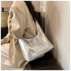 Dettaglio della borsa tote olografica in pelle PU argento con testo in rilievo moda