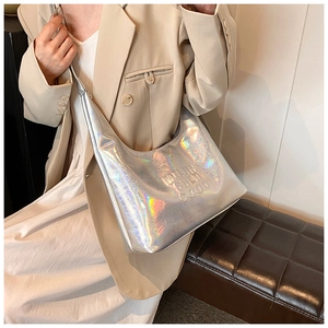 Borsa tote argento iridescente in PU con lettere in rilievo indossata da modella