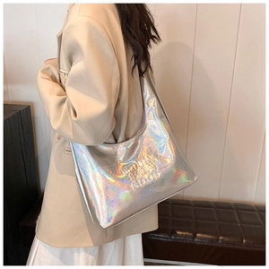 Borsa a tracolla olografica argento con trama metallica lucida e grande capacità di carico