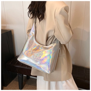 Dettaglio della borsa hobo in ecopelle olografica argento con testo WEMIN SHEN GOOD