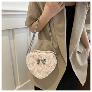 Sac bandoulière en cuir PU en forme de cœur avec motif tie-dye et détail nœud argenté