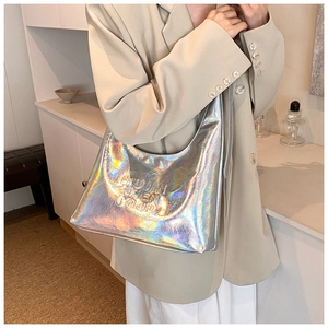 Dettaglio della borsa hobo in pelle PU olografica metallizzata con scritte in rilievo