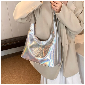 Dettaglio della borsa Hobo olografica argento con scritta MUUN SHELL GOOD a rilievo
