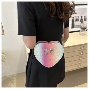 Vue de dos d'un mannequin portant un sac cœur rose dégradé avec détail de nœud