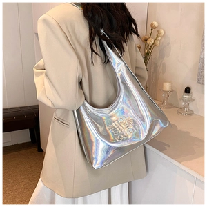 Vista dettagliata della borsa tote olografica argento laser con testo MUJIN SHEN
