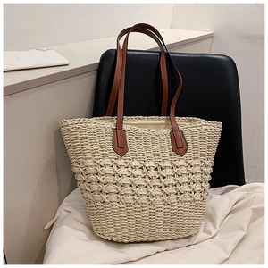Sac fourre-tout minimaliste en paille tressée avec poignées en cuir marron tendance