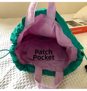 Vue intérieure du sac fourre-tout en nylon montrant la poche principale et le compartiment