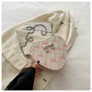 Sac à bandoulière en forme de cœur rose avec motif tie-dye et nœud argenté