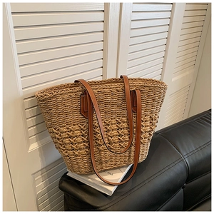 Sac fourre-tout minimaliste en paille avec poignées en cuir PU et design tissé ajouré pour l'été
