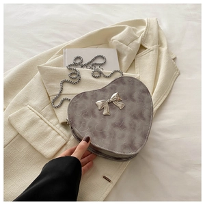 Sac bandoulière chic en similicuir en forme de cœur avec détail nœud et chaîne à billes