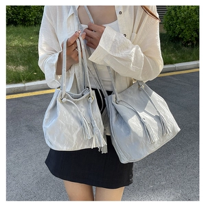 Détails de sacs seaux gris en cuir PU plissé avec pompons et fermeture à cordon