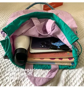 Vue détaillée de l'intérieur spacieux pour magazines A4 et tablettes dans le sac en nylon