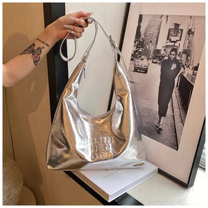 Dettaglio della borsa hobo in PU argento a specchio con scritte MUJIN SHEN OOD in rilievo