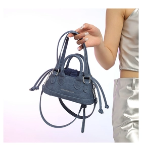 Detailansicht der blauen PU-Leder-Handtasche mit sicherem Kordelzug-Innenbeutel für Damen