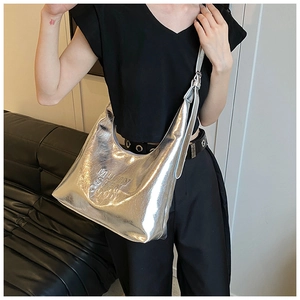 Dettaglio della borsa hobo a mezzaluna argento metallizzato con logo in rilievo