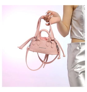 Detail der rosa Mini-Handtasche aus PU-Leder mit Griffen und silbernen Haken