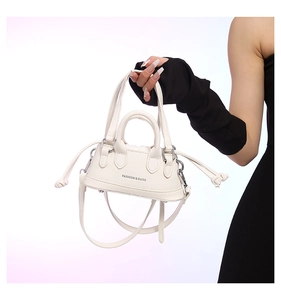 Detailansicht der weißen PU-Minibag mit Fashion-Schriftzug und verstellbarem Gurt