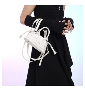 Mini weiße PU-Leder Umhängetasche mit Fashionbags-Logo von einem Model getragen