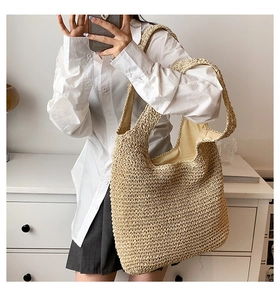 Dettaglio della trama intrecciata della borsa a tracolla beige da donna in uno stile naturale