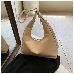Borsa a tracolla chic a mezzaluna in finta pelle beige con ampia tracolla regolabile