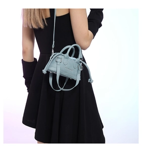 Detail der hellblauen Mini-PU-Tasche mit Lychee-Textur und abnehmbarem Schultergurt