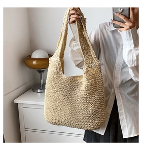 Dettaglio della borsa tote in cotone intrecciato a mano con trama all'uncinetto fitta