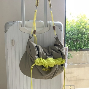 Sac à bandoulière en nylon avec cordon, vert olive et jaune fluo pour voyage