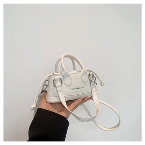 Minimalistische weiße PU-Leder Mini-Einkaufstasche mit Umhängeriemen und Schriftzug