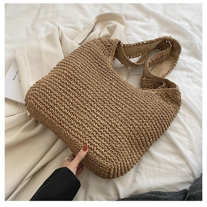 Grande borsa tote in paglia marrone intrecciata a mano per donna con tracolla minimalista