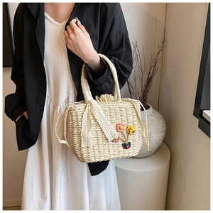 Sac fourre-tout en paille avec fleurs de marguerite et ruban dentelle sur mannequin