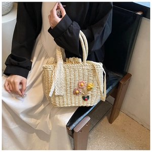 Détail du sac cabas en paille tissé à la main avec dentelle florale et doublure à cordon