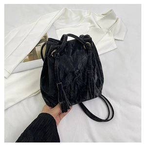 Sac seau tendance en similicuir noir à cordon avec pompon et texture plissée élégante