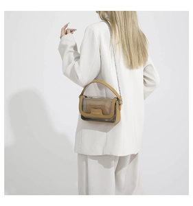 Détail du sac gelée transparent en PVC avec intérieur en cuir marron et chaîne argent