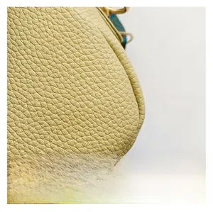 Nahaufnahme der beigen PU-Ledertasche mit Lychee-Narbenstruktur und feinen Nähten