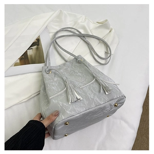 Sac seau en cuir PU à motif de marbre gris avec pampille et base en métal doré