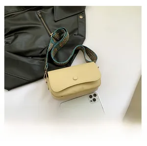 Detailansicht der beigen PU-Leder Umhängetasche mit Jacquard-Gurt und Smartphone zur Größe
