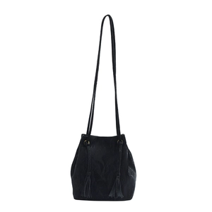 Sac seau minimaliste en cuir PU noir avec pompons à franges et longues bandoulières
