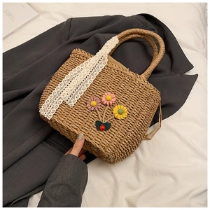 Sac à main artisanal en paille avec dentelle, décorations florales et cordon serrage