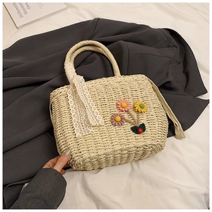 Sac à main minimaliste en paille avec broderie florale et détails en dentelle blanche