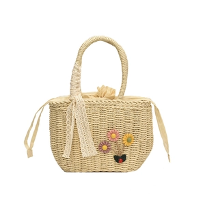 Sac à main tendance en paille beige avec nœud en dentelle et appliques florales