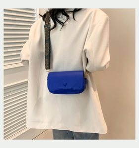 Detail der blauen PU-Umhängetasche mit buntem Jacquard-Schultergurt im Ethno-Stil