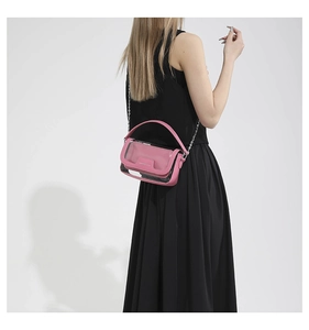 Rosa PU und transparente PVC Umhängetasche mit Silberkette an einem Model gezeigt