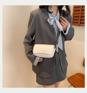 Detailansicht der cremeweißen PU-Leder Umhängetasche mit dekorativem Jacquard-Gurt