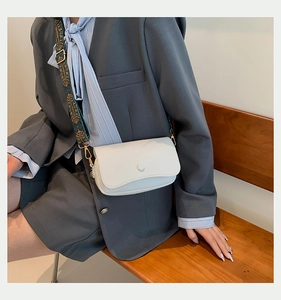 Detail der weißen PU-Leder-Umhängetasche mit gewebtem Schultergurt im Vintage-Stil